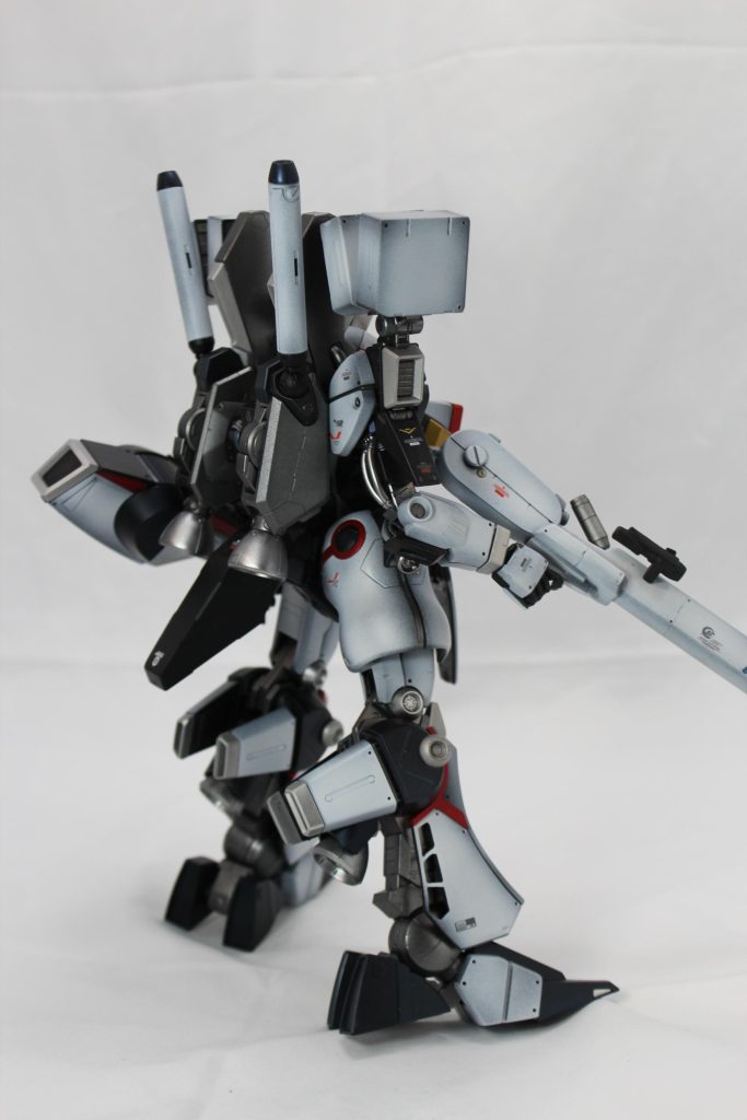 脚装甲をくりぬきフレームが見えるようにしてます。自立も余裕な傑作キットですね