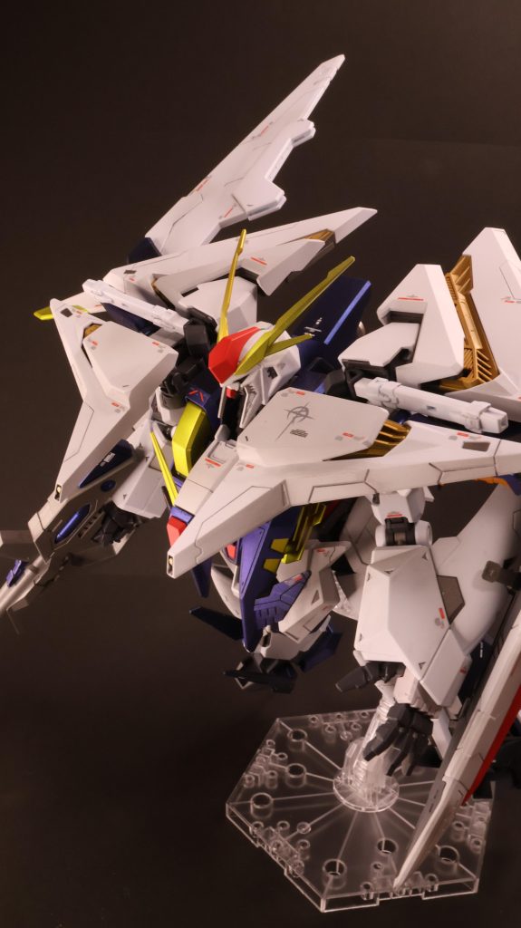 室内でフライトフォーム斜め上から 装甲隙間からチラ見するミノフスキーフライトユニットメカ部(?)はゴールドへ ただの趣味です 自分好みに弄れるのがガンプラの良いところだと思っていますので