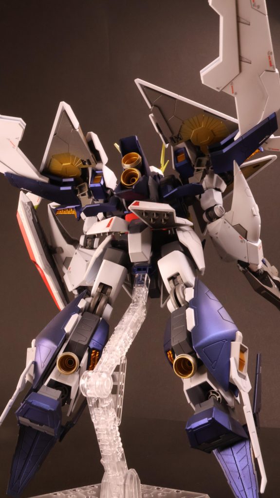 室内撮りでフライトフォーム背後 デカールはクスィーガンダム・ペーネロペー・メッサ―の三種セットでしたが可能な限り機体関係なく貼りまくっています どうせ同じメーカー製造だから「AE」や「地球連邦軍」のデカールさえ貼らなきゃ大丈夫でしょう