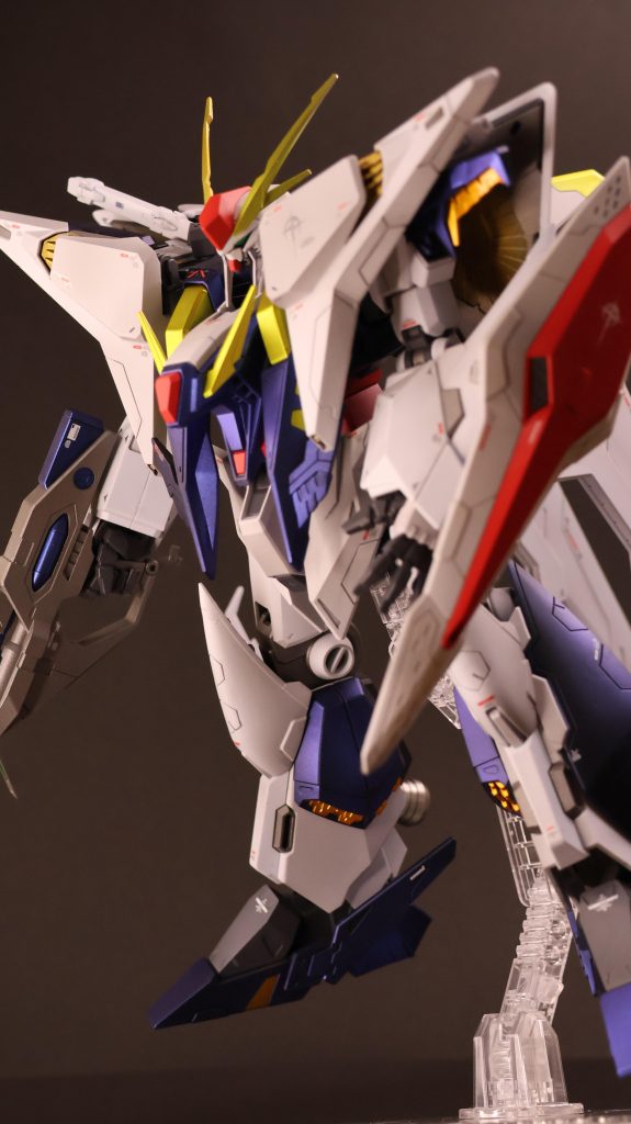 冒頭でも述べた通りGジェネやスパロボで慣れ親しんだ配色に変更 紺色は自分の過去作RGνガンダムから流用 吹きつけを多くしたので青が強いですが同じレシピです またシールドなどの赤はガンダムカラーの「サザビーレッド」ハサウェイがアムロとシャアの影響を色濃く受けているという設定に乗っかっています