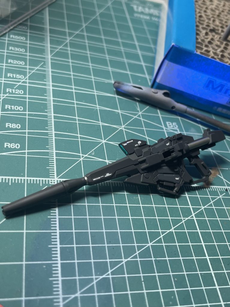 フェネクスは劇中で武装がないイメージでしたので持たせていませんが、一応ビームマグナムも作成しました。シルバー部分はチタニウムフィニッシュシートを貼っています。センサー部分は付属のホイルシールに蛍光塗料を塗布、レジンで固めています。(本体のツインアイも同様)