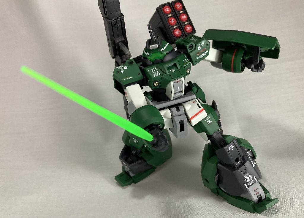 ビームサーベル右足にマウントしたビームサーベル、アンテナを切り落とすだけなら基本的に必要がないはずの振り下ろすモーション