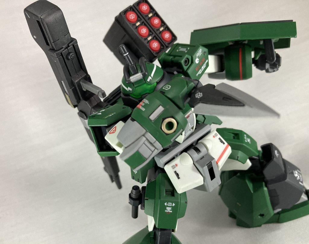 ショートダガー左足にマウントしたショートダガー、アンテナ狙いの決闘では使う機会など早々無さそうコックピットに突き刺しやすい形