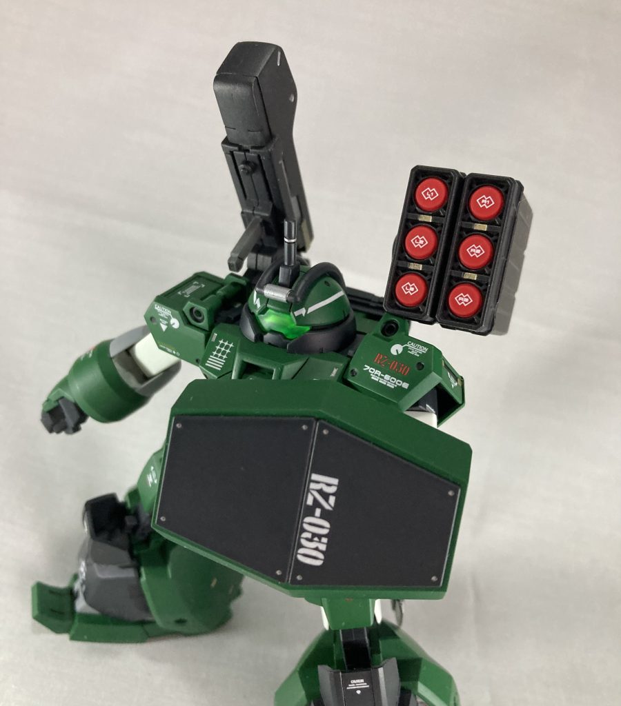 6連装ミサイルポッドアンテナをへし折るだけの決闘ならば必要のないミサイル、でも実戦ならばきっと使い所は多いシールド唯一デミトレーナーからそのまま流用している武装、学生の安全を守る盾ならきっと頑丈最後に素立ちと背面