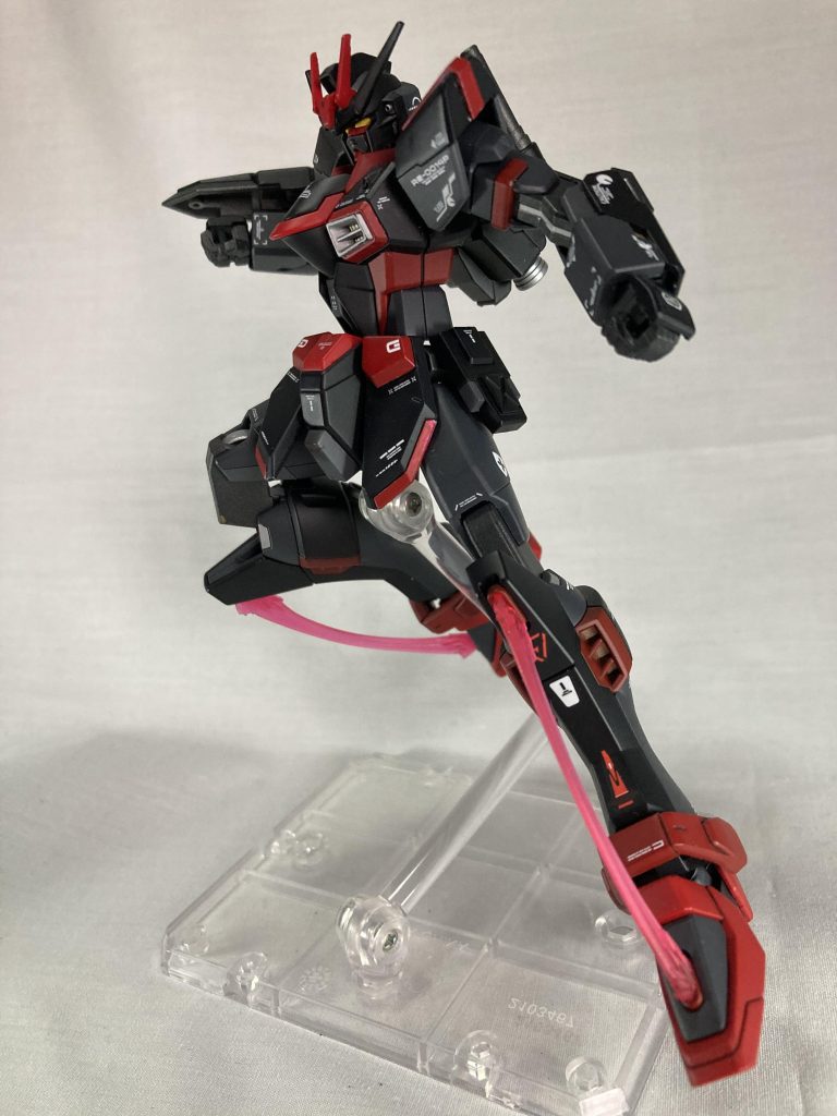 脚部ビーム刃足は腕よりも強い力が出るらしいからこれで蹴ったら実質斧(?)オーバーヘッドキックとかしたらまんま斧っぽくなりそうかな？自分のセンスでオーバーヘッドキックとか撮っても微妙そうだから撮らなかったけど