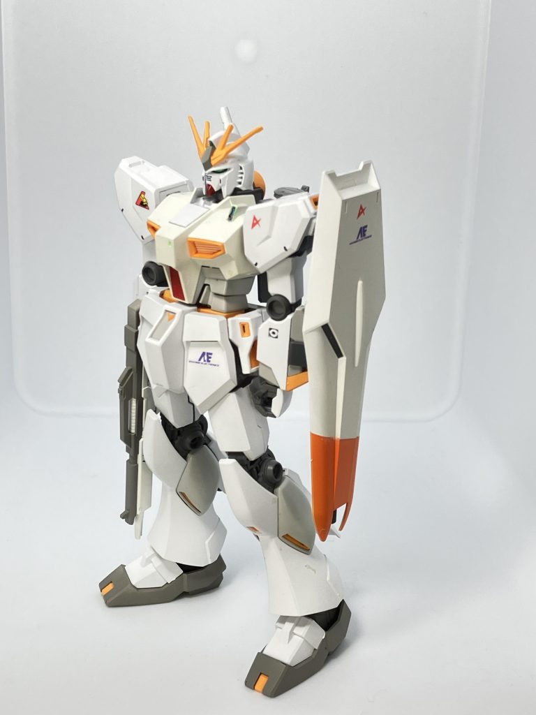 F1のシェイクダウンの時のようにシールドに小さくロゴが並んでるイメージにしました