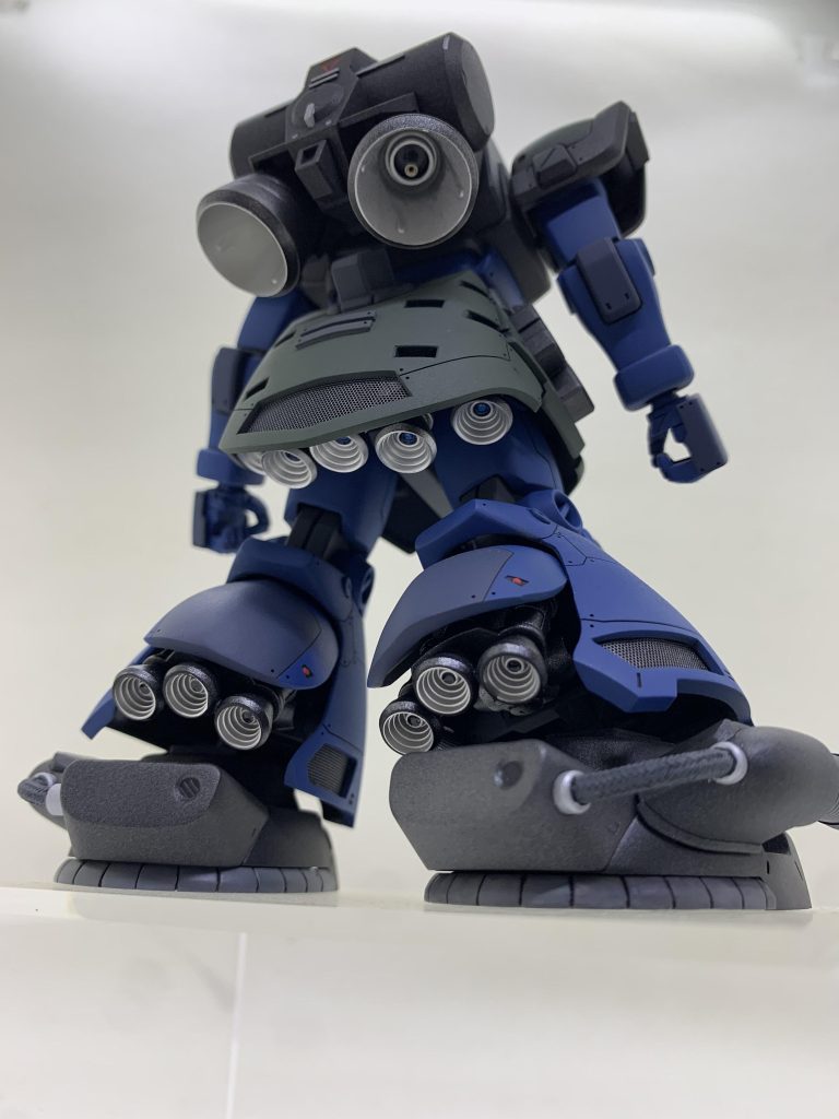 ゲルググウェルテクスの余りバーニアを使ってスカート裏、ふくらはぎ裏に取り付け。ランドセルはヤクトドーガ系?を使用。排熱するためのメタルメッシュも取り付けました。動力パイプ的なのはあったらいいなぐらいで取り付け。