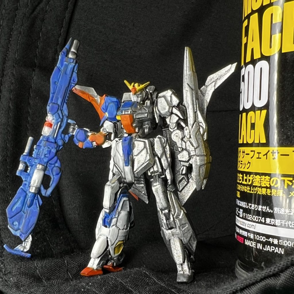 全て組み立ててから、ケガキ→アクリル缶スプレー(黒→シルバー)→ガンマカ筆塗り→トップコート→エナメル墨入れ→ウェザリングマスター(スス)→トップコートという順番で作業しました。黒背景好きなのですが、撮影ブースを持っていない初心者のため、撮影は黒い帽子の中で行いました😂