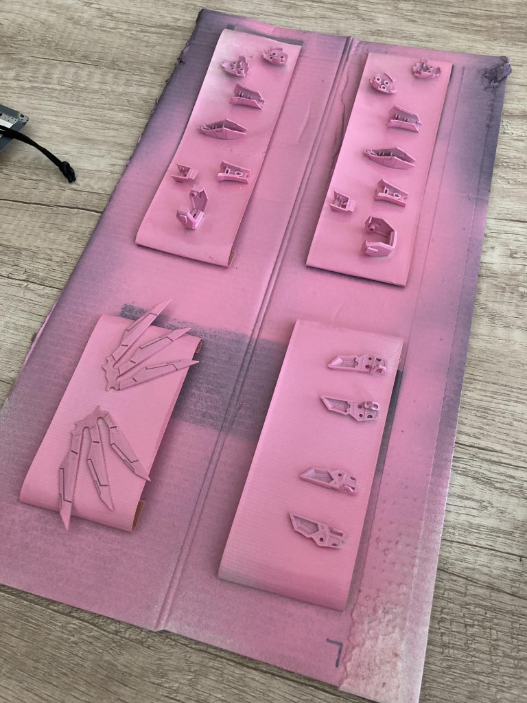 同じ色でたくさんのパーツを塗装しなければならなかったのでネット上にある先人たちの知恵を拝借。これも缶スプレーがメインウェポンの私にはとても都合の良いものでした。