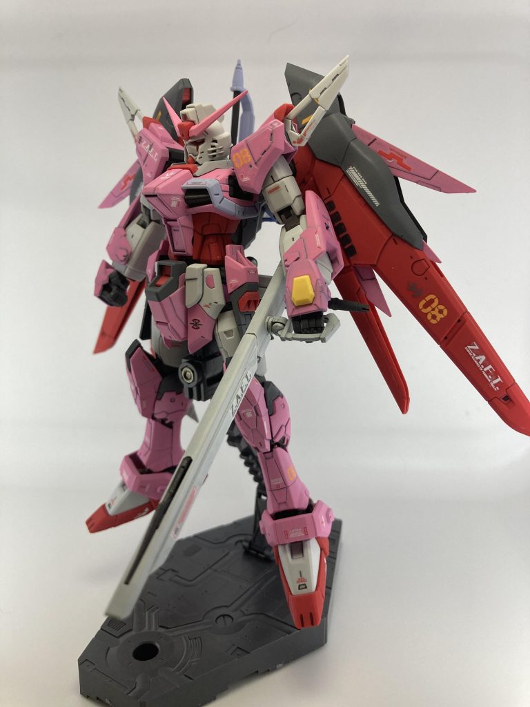 「長い武装」が大好きなのでメインウェポンを高エネルギー長射程ビーム砲に設定。近接戦闘を想定していないのでシールド非装備という設定です。