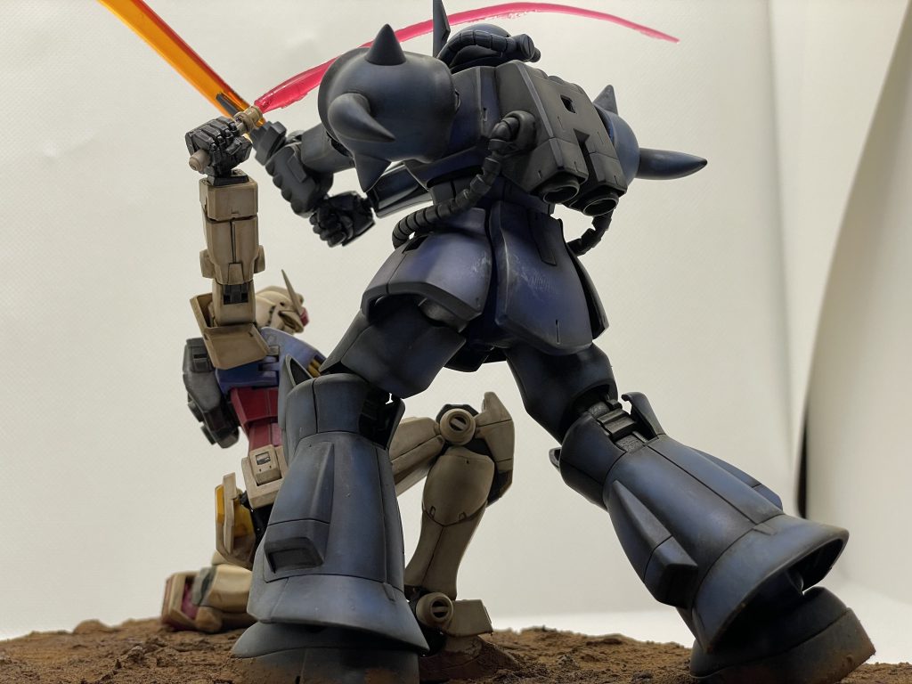 グフも凄く良いキットで、一部合わせ目消しは必要ですが、後ハメ加工など特に無しでちょっとしたマスキングのみで塗り分けできました。