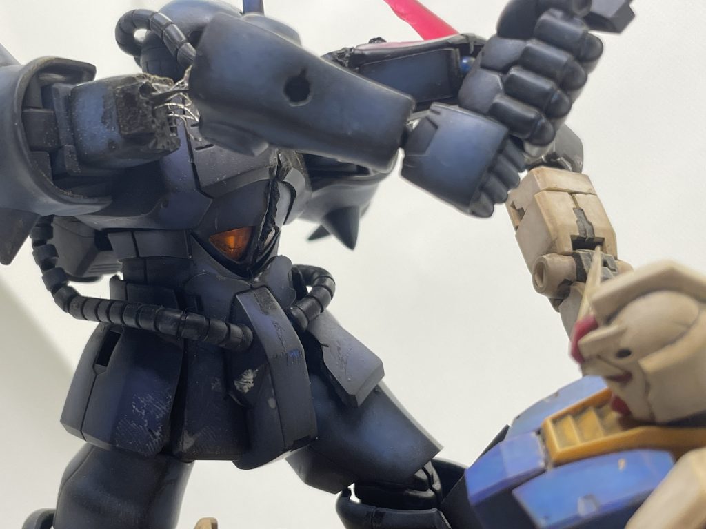 腕のダメージ加工以外にも、ストーリー的にその前の1合目の斬り合いで出来たダメージも入れてあります。ガンダムも同様にコクピット装甲を突きでやられた加工しました。