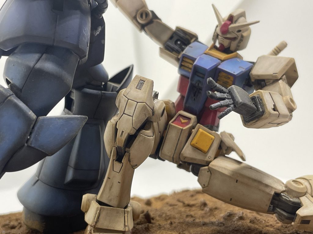 ガンダムはビヨグロ版を使用しました。ぱち組みで放置していたものをバラして塗装。タンを下地にグランプリホワイトで立ち上げています。