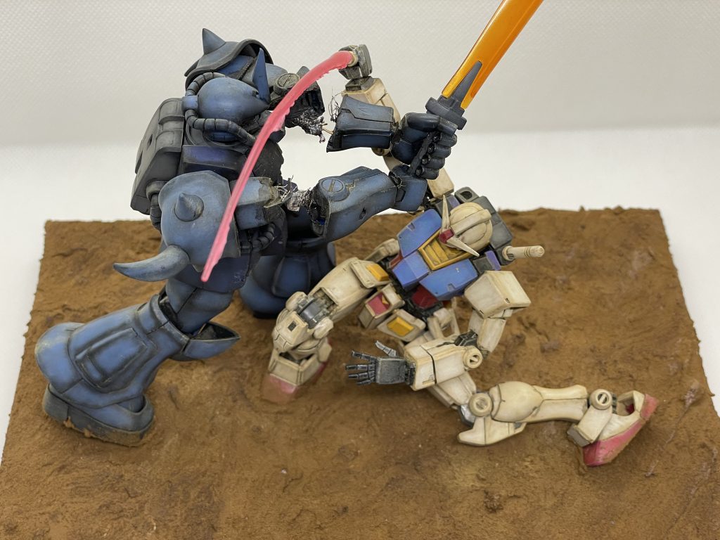 ジオラマベースは百均の木製トレイを裏返して使用。百均ねんどを水溶きボンドを塗った上にペタペタ。鉄道模型用の小石を散らして接着した上から、いつものタミヤモデリングペーストを塗ったくっています。最後にマホガニーなどで地面を少しドライブラシして完成です。