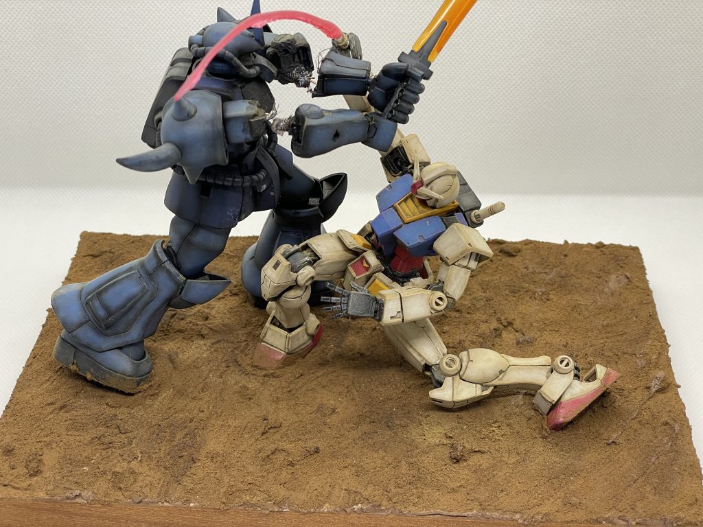 グフはHGリバイブ版が再販されていたのをたまたま手に入れられたので、黒サフからの立ち上げで仕上げました。