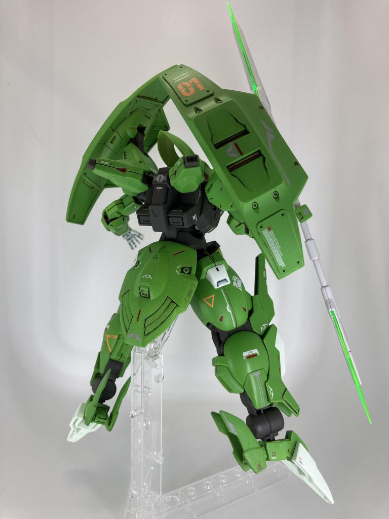 ダリルバルデ用のデカールをメインに使いながらハイキューパーツのデカールなどで軽くミリタリー感を出してみました。