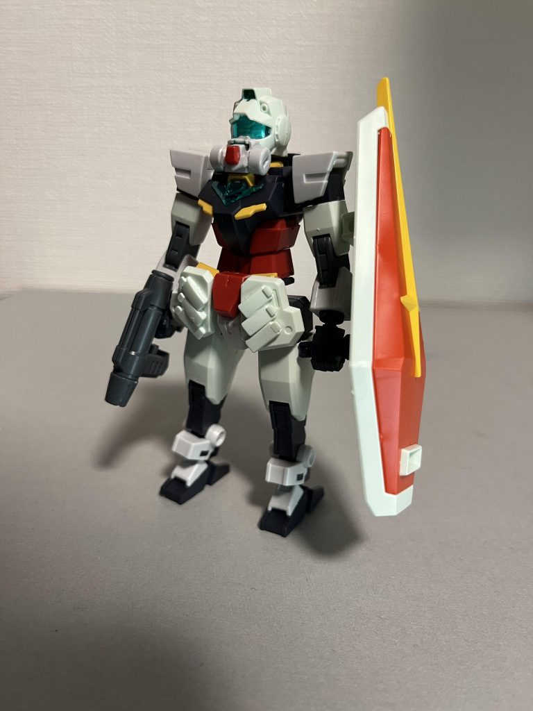 GM/GMを生贄にコアガンダムをジムに改造、追加アンテナが装備される基部をガスマスクのように装備しました、腰部フロントアーマーには増加装甲を追加し、シールドとスプレーガン、コアスプレーガンを装備しています