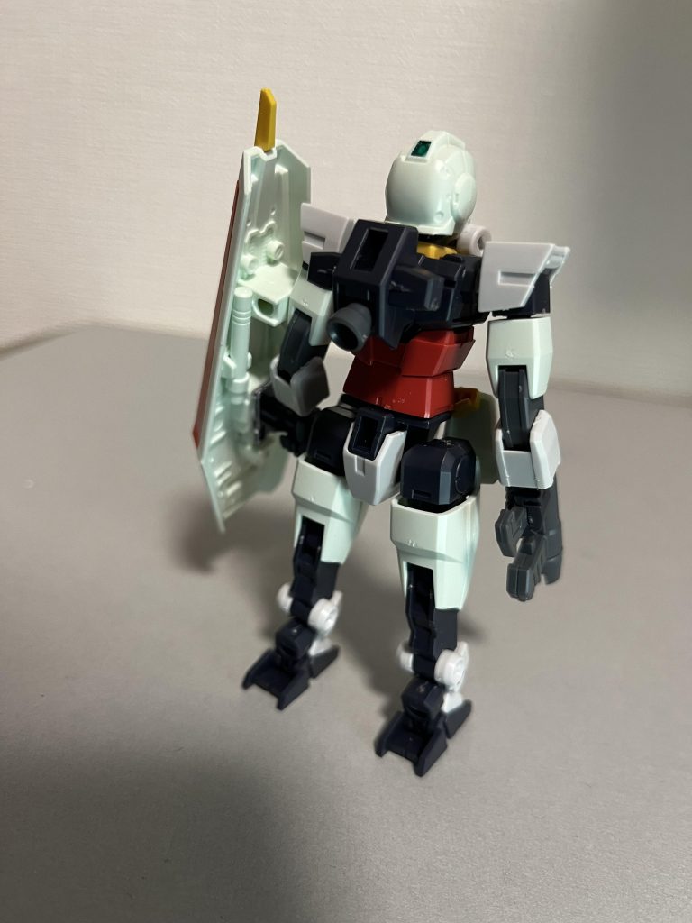 こちらが後ろからの写真になります、シールド裏にはビームサーベルが2本格納されています。 