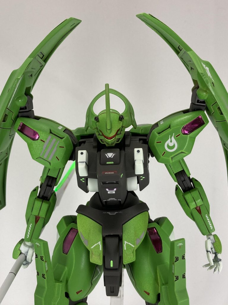 シェルユニットを赤のメタリックテープでキラキラさせました。