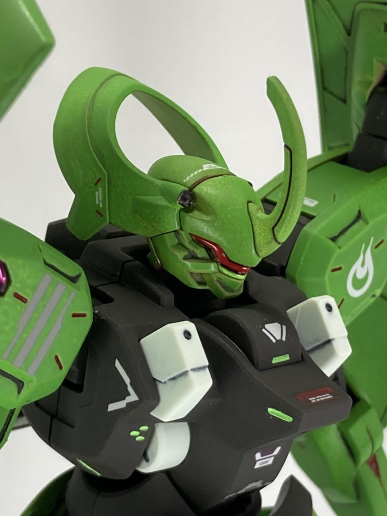 メインカメラをエナメルのレッドで塗装。つや消しスプレー前にパーツを一旦外してギラギラ感が残るようにしました。