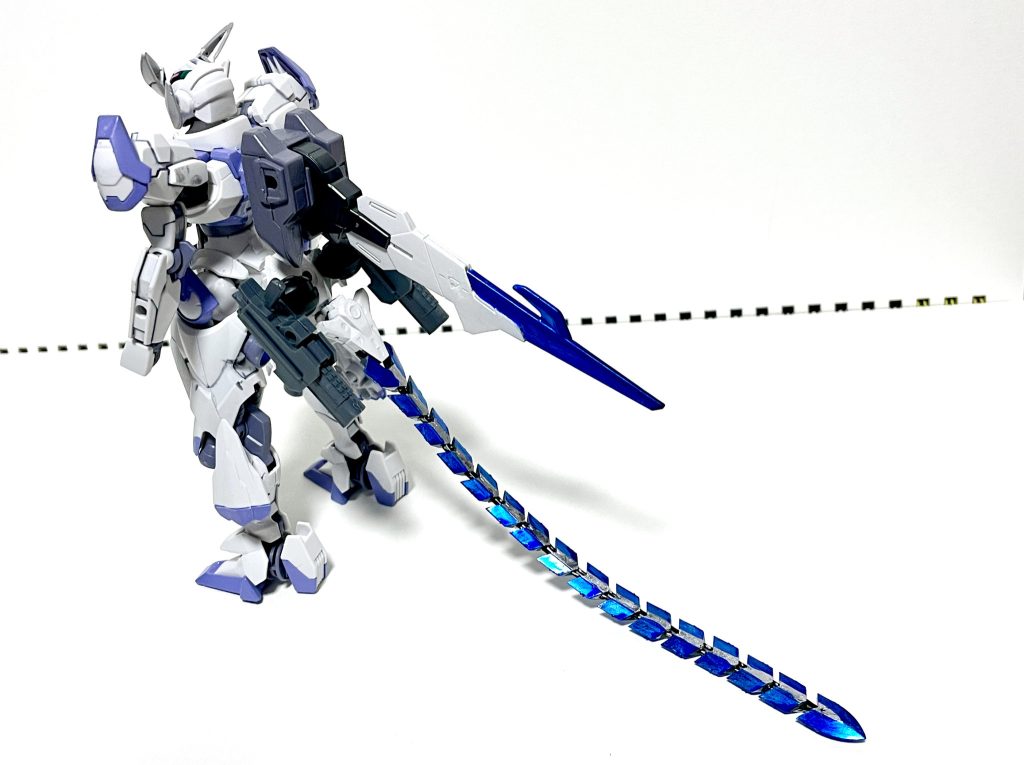 ◆本機の特徴はバックパックから伸びる「ワイヤーアンカービット」と腰裏に接続された「フレキシブルダガー」であるが、これらの本質は「武器・兵装」では無く、あくまでもルブリスの「第五肢」「第六肢」であると言う事だ。