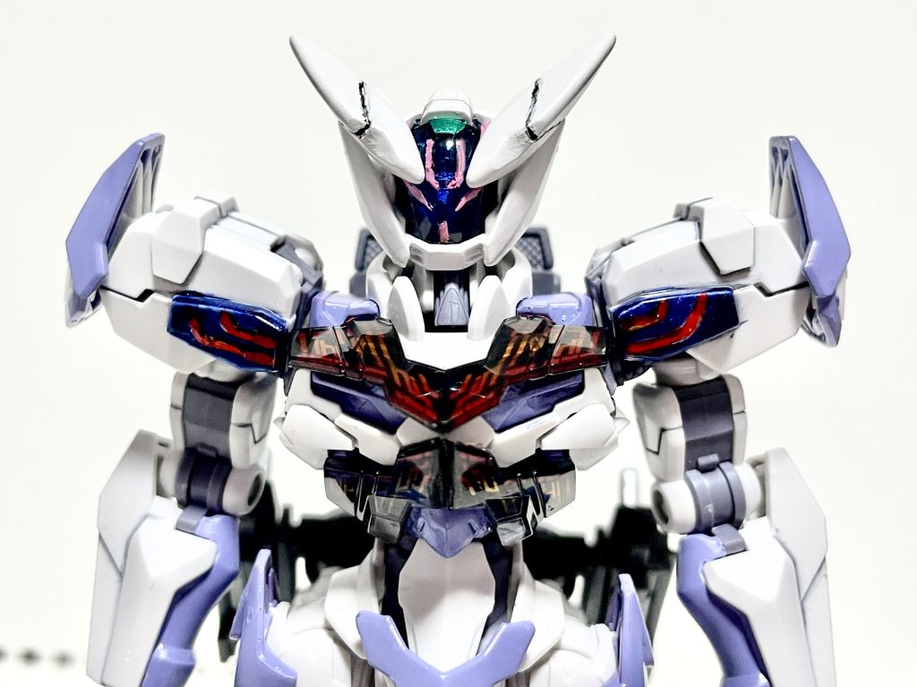 ◆戦災孤児の一卵性の双子の姉妹がいた。姉は、メルデ・ステッフェン。妹は、シィル・ステッフェン。メルデは明るく快活で、難しい事は妹に任せてまず動くタイプ。シィルは穏やかに見えるが、その実姉を盾に周囲を観察して見に回る。共通しているのは、互いに助け、互いを思いやり、互いを守ること。◆なお妹のシィルは幼少期に戦災で両腕を肩と肘の半ばから失っており、GUND義手を付けている。その縁で姉妹はこのオックスアース残党組織に所属している。◆ある日、研究者が「複座式にして複数人でデータストームの負担を分散できないか」と思いついた。そしてステッフェン姉妹が専属パイロットに選ばれた。