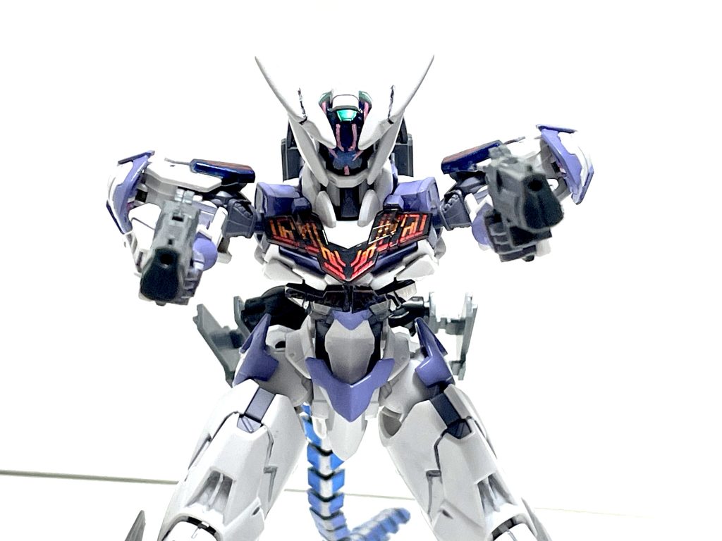 【武装】◆携行武装としてコンパクトビームガンをリアスカートに帯びている。小型ゆえコンデンサーとバッテリーは脆弱だが、掌から直結してエネルギーを供給している。