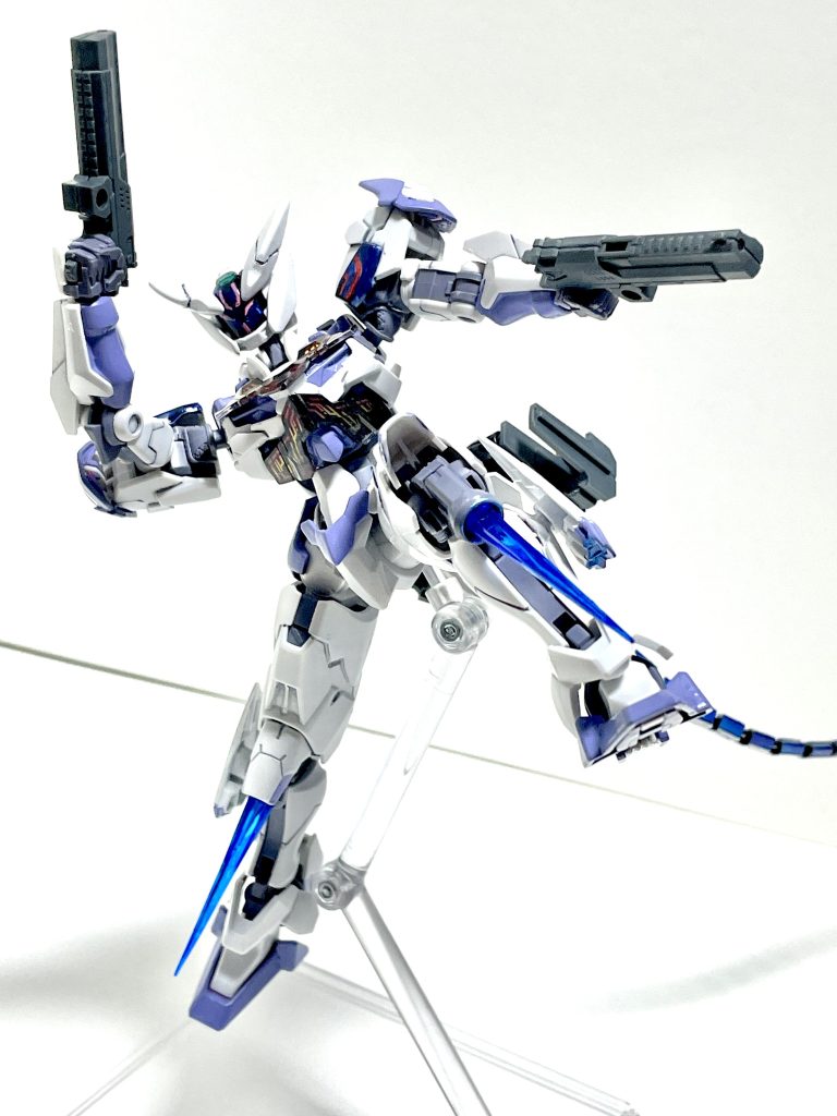 ◆内蔵兵器としてヒザのスラスターからビームトーチを発生できる。オリジナルルブリスのレシーバーガンの「光弾→刃」のように、「推力を結束できないか」という所から開発した試作品で、結束率も長さもビームサーベルには及ばなかったが、蹴り技武器としては有用だった。