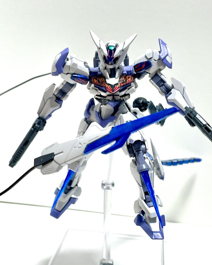 【アンカービット】◆バックパックから射出されるワイヤーアンカービットは、リールによる回転と、アンカービットに内蔵された推力偏向ノズルのほか、ワイヤー自身に編み込まれた形状記憶ファイバーによって蛇のように自由自在に動き回ることが可能。◆アンカービットの先端はビームサーベルと同じ力場で覆われ、ビット本体の表面にも防護フィールドを纏っており、攻防に優れている。