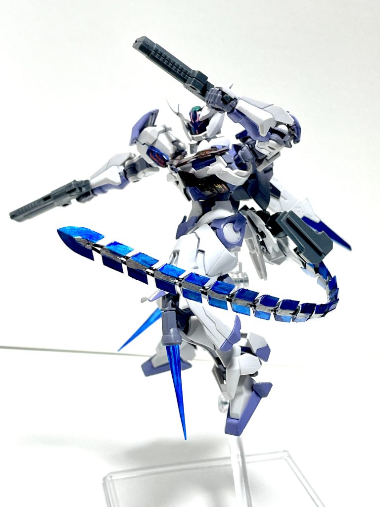 【フレキシブルダガー】◆リアスカートから伸びるフレキシブルダガーはアンカービットと同じワイヤーで接続された刃の列。これら全ての部品がビームサーベルと同じ力場を纏い、自由自在に動かすことができる。