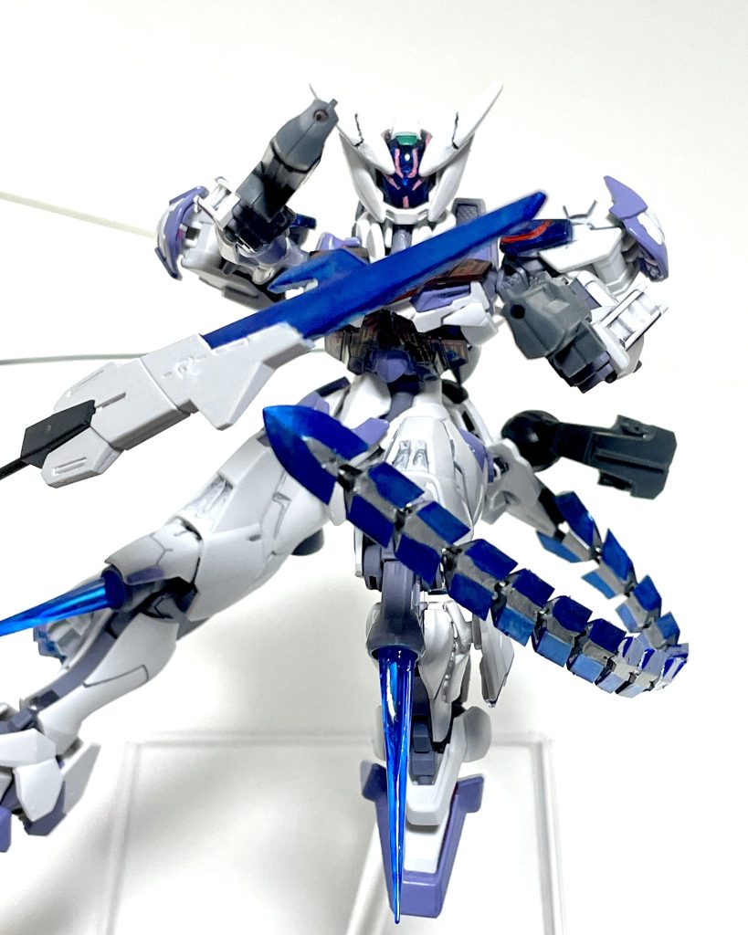 【その本質・守りに優れた機体】◆パイロットシートを複座式に改装し、前席にはメルデ、後席にシィルが搭乗する。メインパイロットはメルデであり、シィルはその他の管制と、「第五肢」「第六肢」の制御を担当する。◆ルブリスエオルのコンセプトは「複座式によるデータストームの軽減の検証」と、「架空の支持肢をGUNDで操る」こと。◆データストームの分散については、遺伝子的に同一である二人の場合の可能性の検証のため、そして、幼少期に両腕を失ったシィルであれば、ヒトの腕ではない架空の支持肢をも先入観無く操れるのではないか、との構想からステッフェン姉妹が専属パイロットとして選出された。