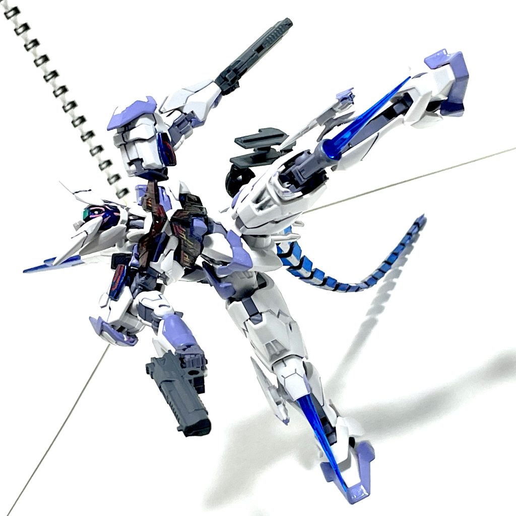 【ツーマンセルパイロット】◆主に攻撃・機動をメルデが担当し、シィルがアンカービットとフレキシブルダガーをまるで両腕のように動かして機体の動作の補助をし、または機体を、自分たちを守る。◆アンカービットを高所に突き刺してぶら下がったり、フレキシブルダガーでモノを絡め取り持ち運ぶこともできる。◆特にシィルにとっては本来の自分の身体の一部のような感覚で、AIの姿勢制御よりも直感的にフレキシブルダガーを尻尾のように地面に当てて機体を支える、重心バランスを取るなど従来のMSには不可能な挙動をこなして見せた。