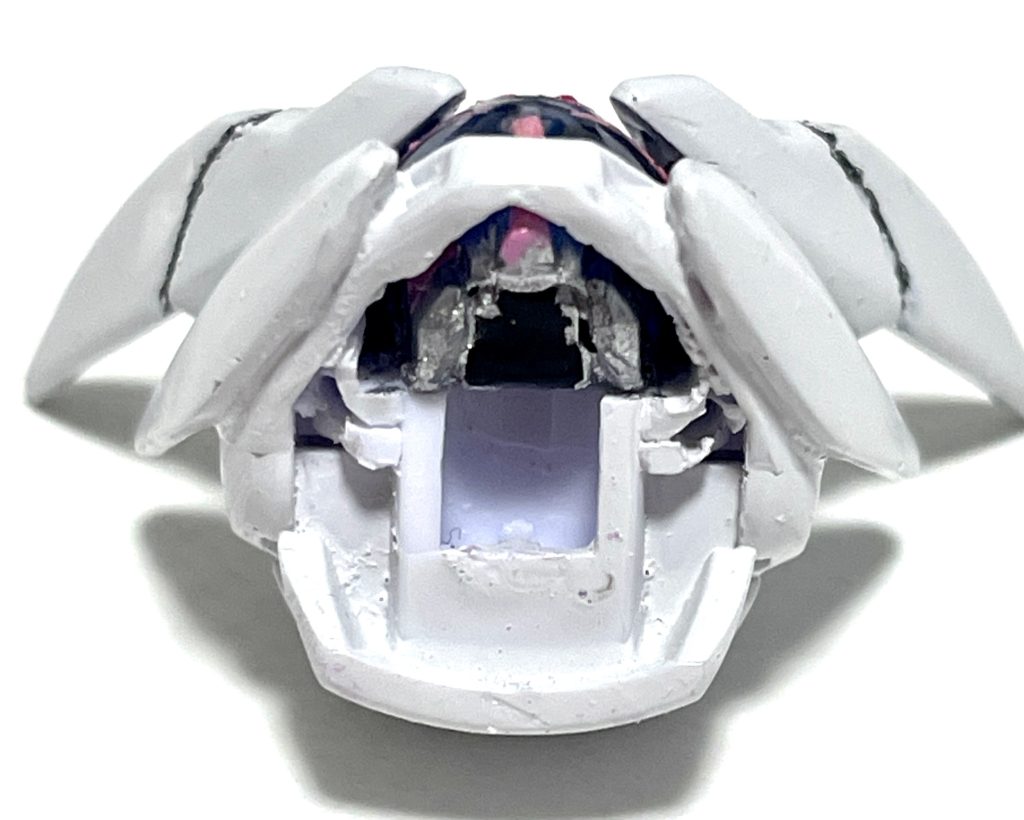 ※その証拠。アゴ裏からフェイスパーツが垣間見えます。クリアパーツは塗膜のせいか外せなくなりました……