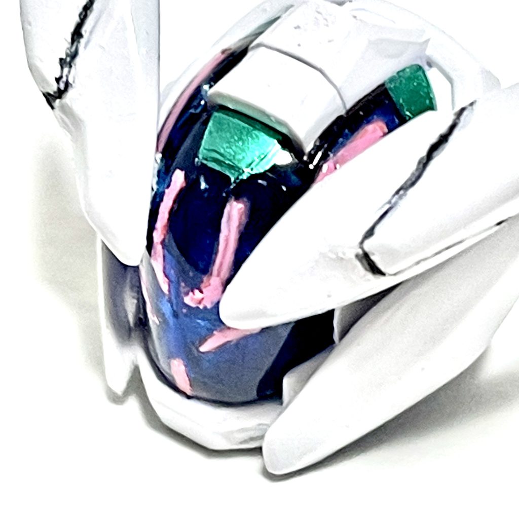 【制作ウラ話】塗りが汚いので拡大したくないんですが…ルブリスジウがコンセプトということで、GBNガードフレームの頭部の下地をくり抜いて、別のガンダムフェイスを苦労して削って埋め込んだのですが、クリアパーツに塗ったクリアカラーが濃すぎて中身が見えなくなりました。よっっっく目を凝らして見ると、うっっすらとガンダムフェイスが見えるような。悲しい。