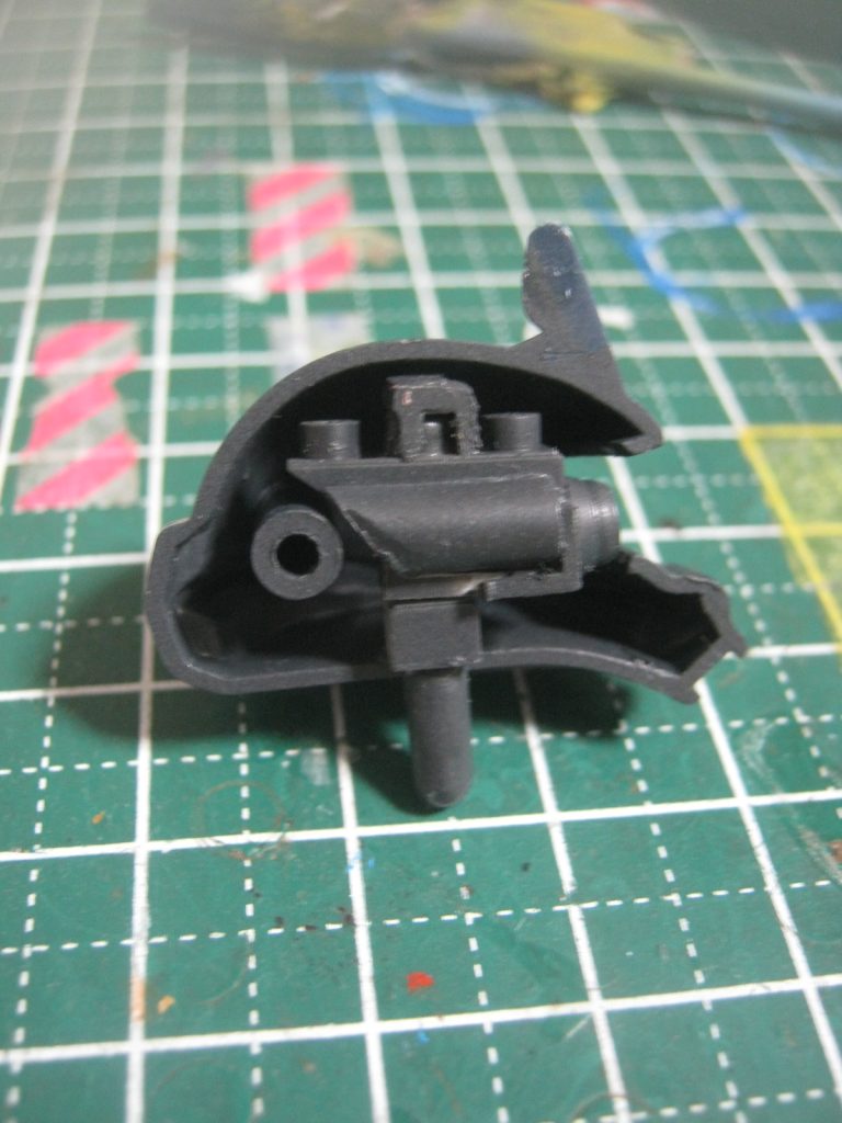 モノアイはこんな感じです。100均のブロックにバーニアとか接着してあります。