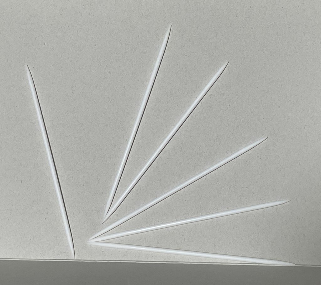 ※製作工程※この槍を作るのに、3ミリプラ棒6本の両端を延々とヤスリで削り続けるのはなかなかシンドく、指先がモゲるかと思いました。