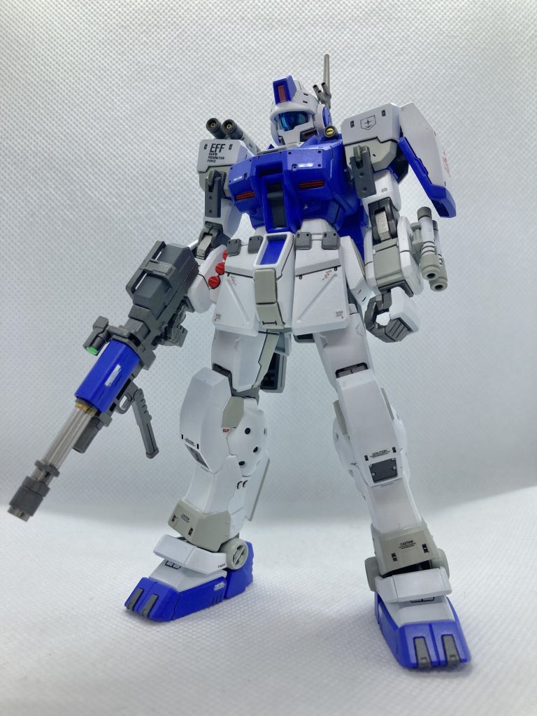 MG風に各所にグレーを入れてみました。全体的な配色とグレーの明るさに関しては納得がいく出来でした。ひさしのパーツは全体的に青にしたらちょっと重くなりそうだったのでレンズ周りのみ塗装。一度失敗しましたが修正できてよかった。ガトリングガンのスコープ部は余ってたレンズっぽい部品の裏をシルバーで塗って瞬着で貼り付け。