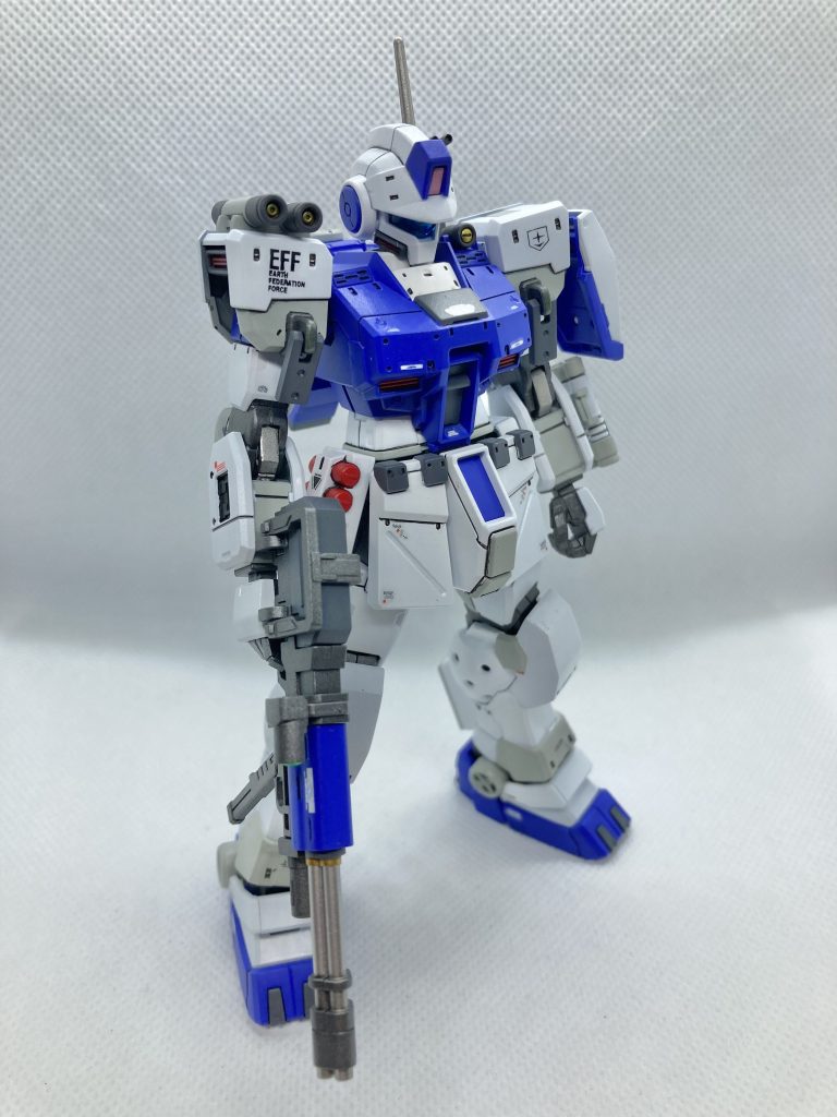 腰のミサイルの塗り分けが1番の山場でした。案の定上手くいかず墨入れで誤魔化し。胸部の一部はメカサフで塗り分けてみました。不安でしたがイメージ通りできてよかった。右肩のミサイルみたいなやつの中の金色も上手く塗装できたかな