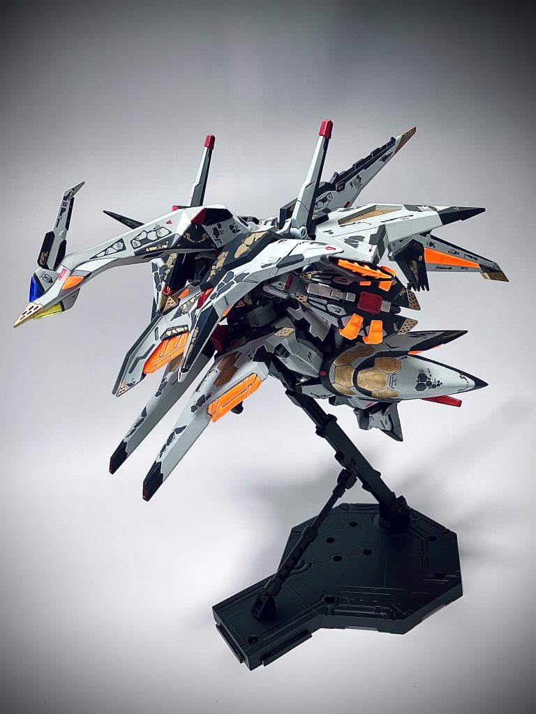 フライトフォームです。変形というかちょっとパーツの位置ズラしてる程度ですが、飛行形態として良い感じになります。下から見るとものすごくみっともない飛行形態もありますが、これは秀逸なデザイン。