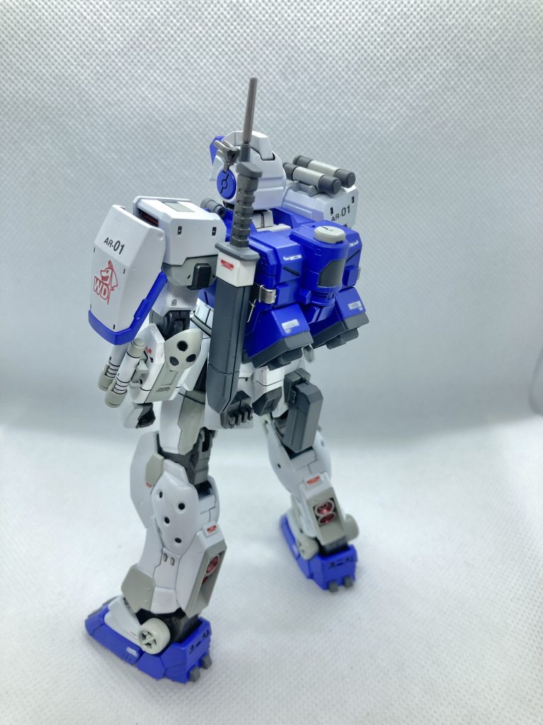 バッグバックは関節と色を揃える予定でしたが本体の青と一緒にしてみました。スラスター部の塗り分けはうまくできた