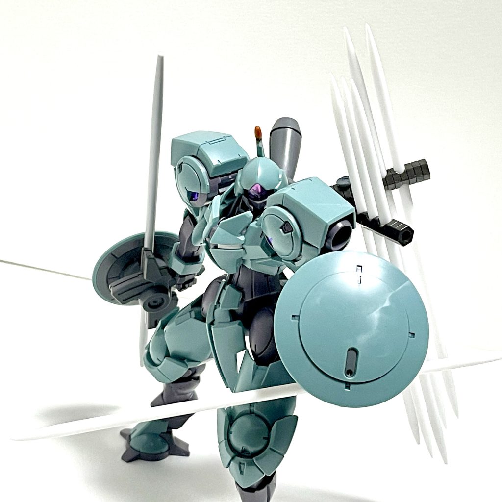 ◆「スパイクを何本携行するのか」「何本までなら機動性に支障が無いか」「コンパクトな電磁射出機が作戦中に何本まで発射できるのか」など様々に考慮した結果、「ランタンシールドに予め1本」「背部専用マウントに5本」「あと余裕があったら空いている左手に1本」合計7本携行するものとして試験運用が始まった。