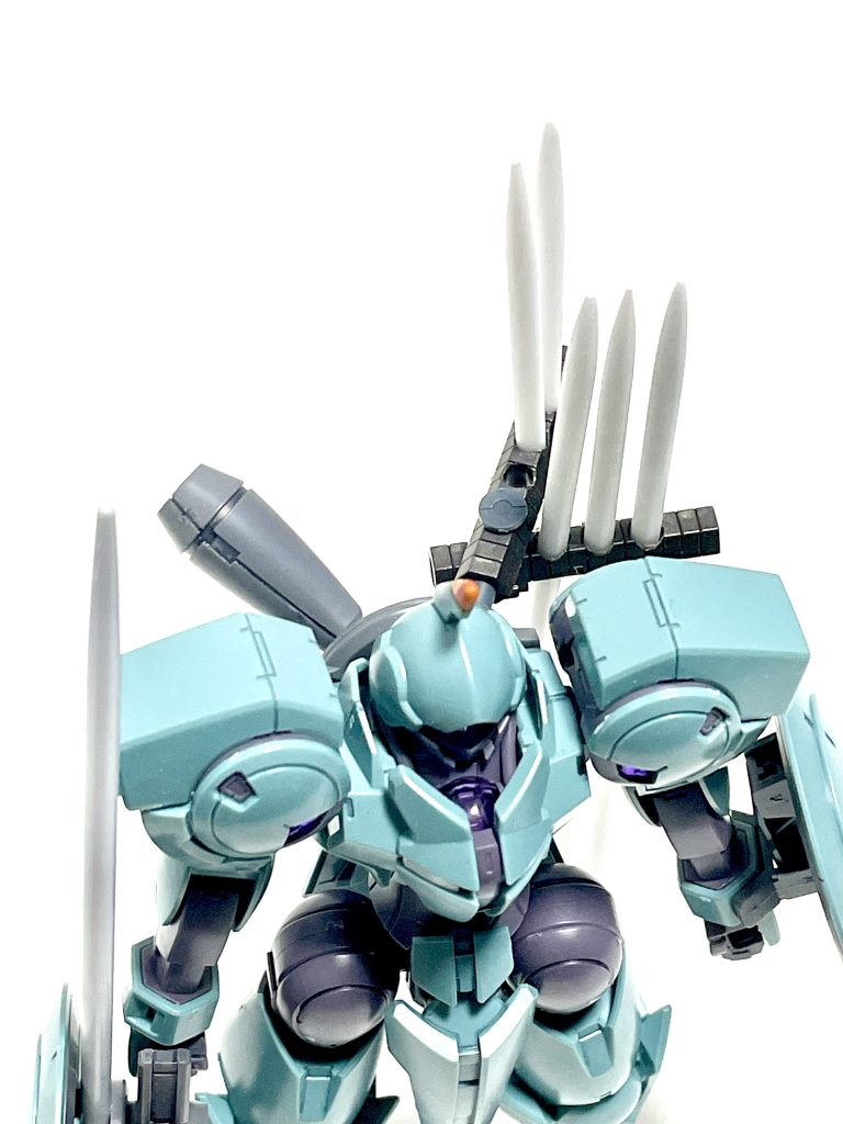 ◆背部スラスターの片方を、専用ホルダーに換装している。