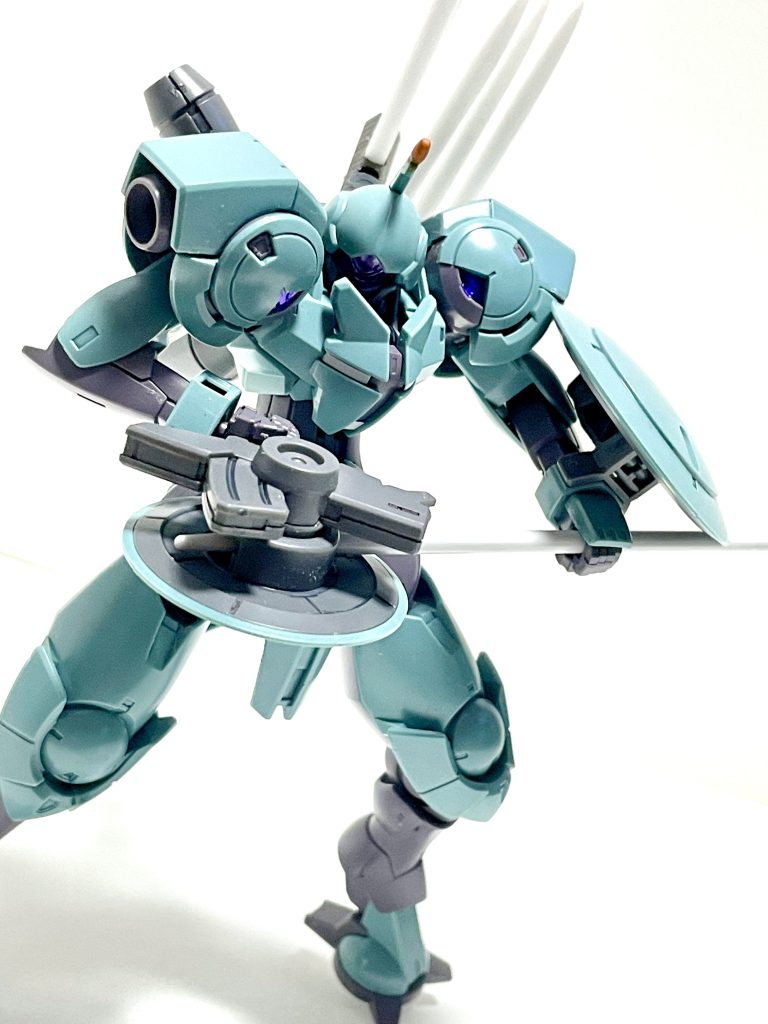 ◆空の電磁射出機の装填方法は、左手でマウントから抜き取ったスパイクを直接差し込んで行う。