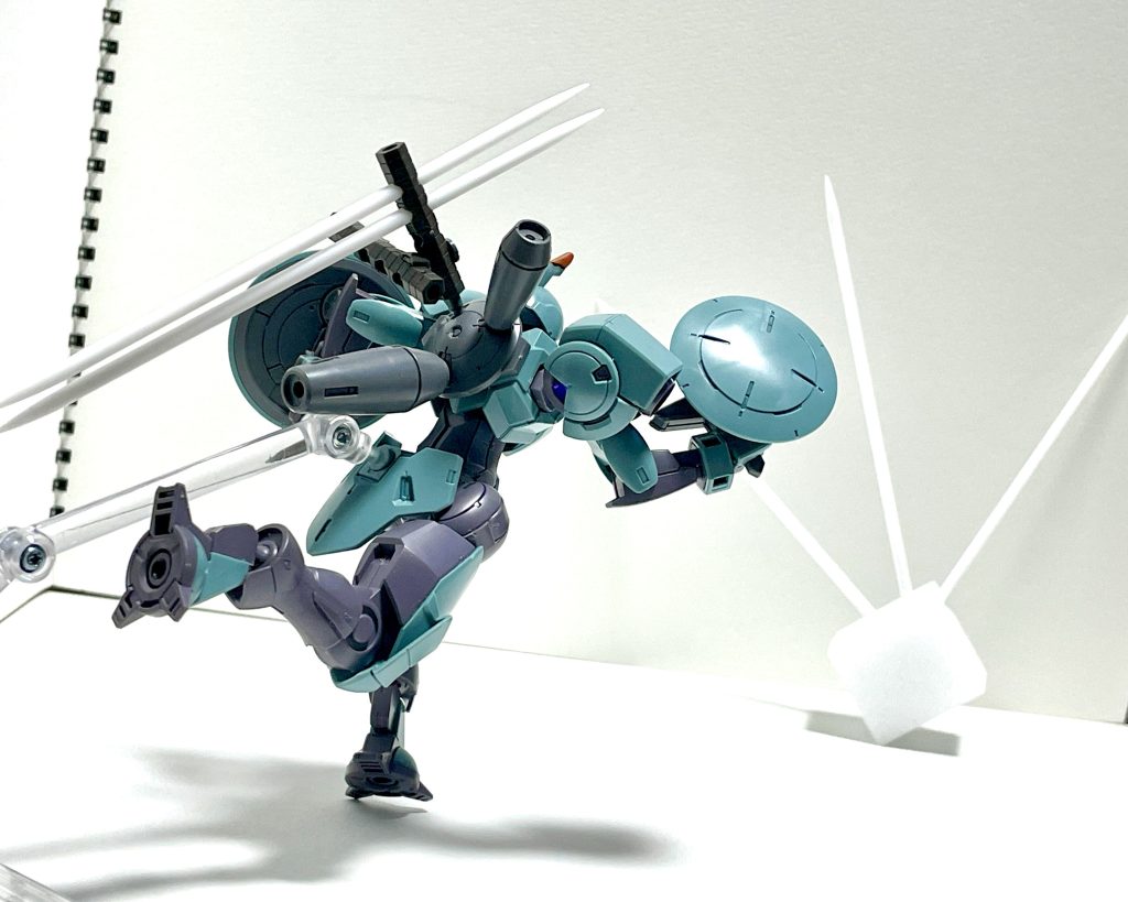 ◆さっそく問題が露呈した。「外すなど、スパイクの回収が困難な場合は捨て置かれる」「廃棄したスパイクが敵機の武器として使用される」「スパイクを鈍器として使用した場合、スパイクが歪んでいると正常に射出できない」「スパイクの生産コストが高価い」「省資源化に相反している」ついでに「試験とは言え、スラスターが片方欠けているため機動性のバランスが悪い」と列挙に暇が無い。