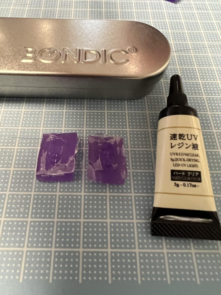 左腕の接合部品が妖怪部品隠しにあい、しかたがなく、レジンにて複製しました。百円均一のお湯丸で型を取り、UVレジンにて複製しました。