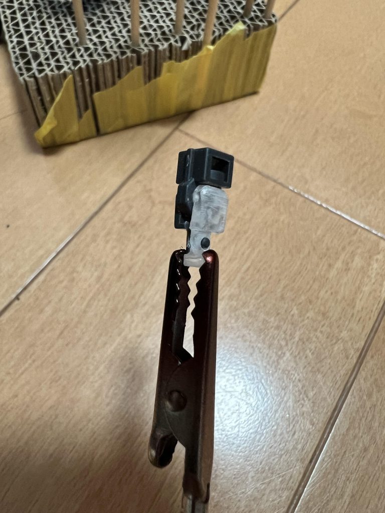 型から外したら、バリをヤスリで除去します。