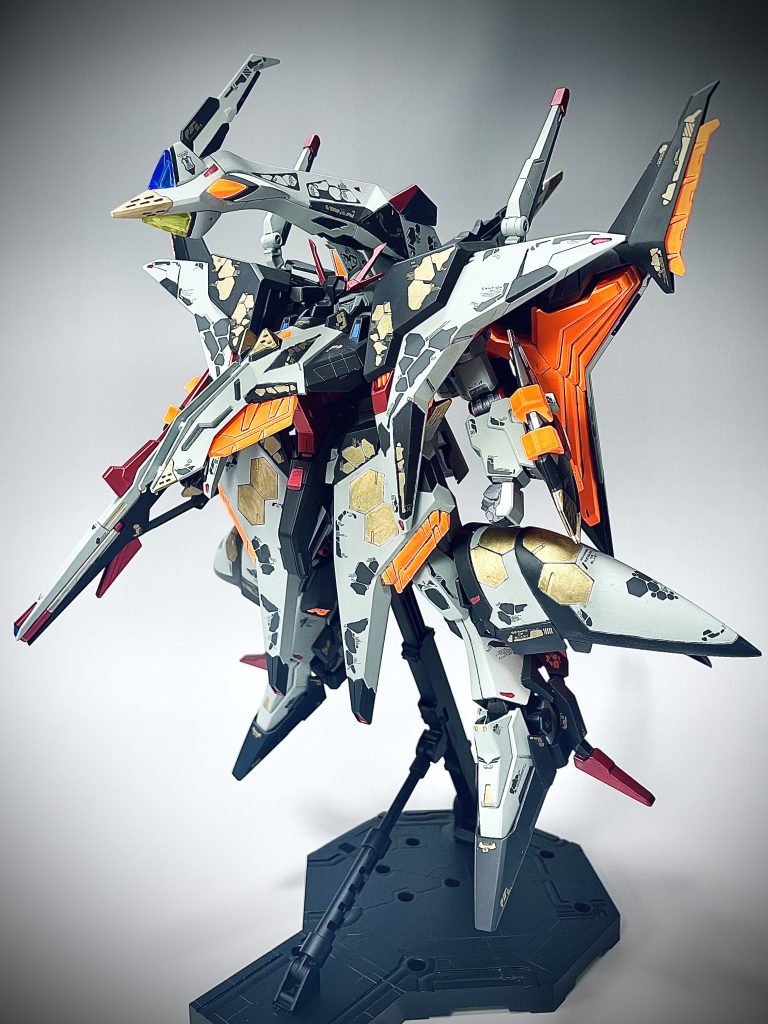 蛍光オレンジのみスプレー塗装しましたが、それ以外は筆塗りになります。いつもは水性やラッカー、エナメル塗料を部分によって使い分けていたのですが、今回特に意味はないですが全部ラッカー塗料筆塗りでやりました。筆塗りだとシタデルカラーなど水性塗料でやる人が多いですが、ラッカーでも意外といけます。メインの二種類のグレーのところはほとんど筆ムラもなく綺麗に塗れました。