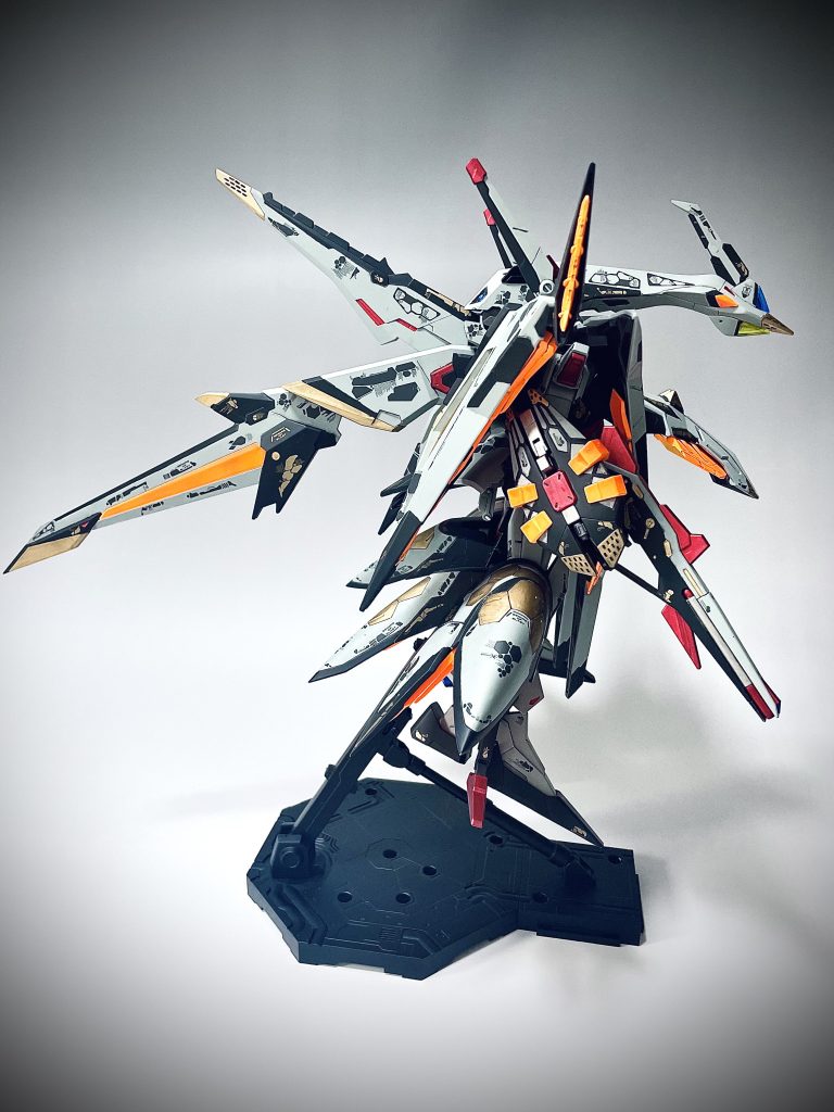 横から見た姿。何だこれ。恐竜か?クスィーはちょっと筋彫りなんかをしてディテールアップしましたが、ペーネロペーはめんどくさかったのでデカールを貼りまくって情報量を上げました。イメージとしては全身に入れ墨が入ってるような感じ。アシタのデカールのグラフィックアーマーがすごく良い感じでした。