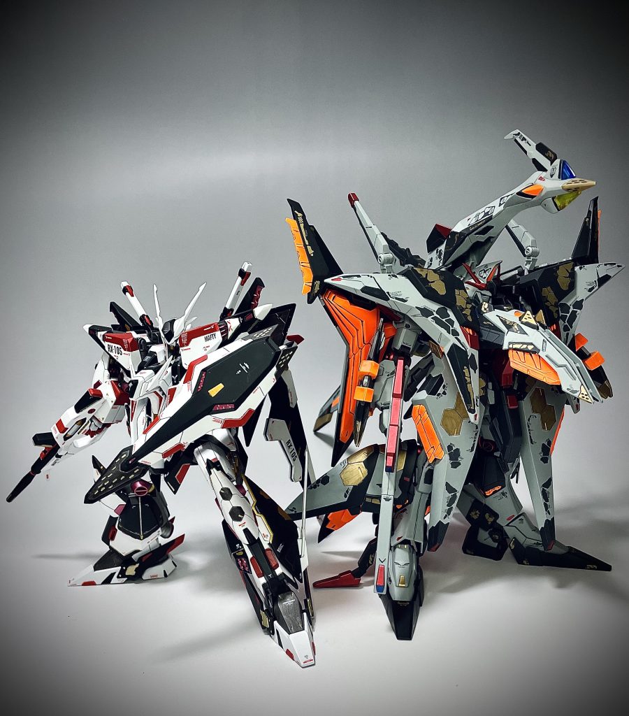 以前作ったクスィーガンダムとツーショ。苦労しただけあって達成感があります。やっぱこの2機が揃うと壮観ですね。ペーネロペーと並ぶとクスィーが小さく見えます。