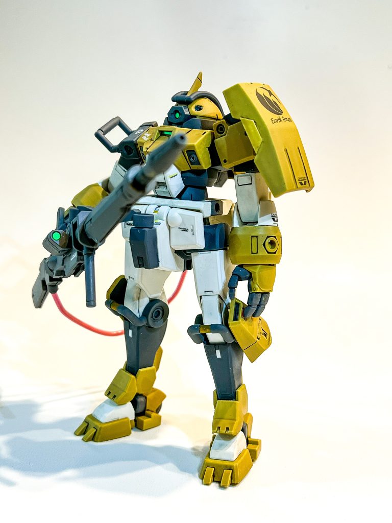 肉抜きをプラ板で塞いだりパテ詰めたり。面だし、スジボリ追加、彫り直しなど。